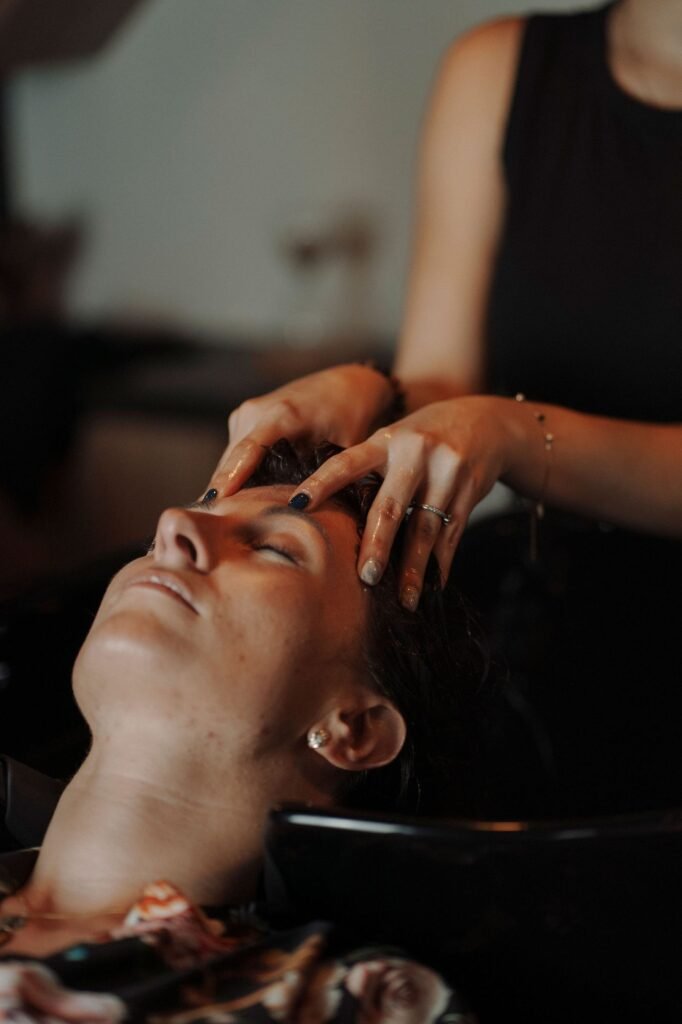 Shampoing et massage du cuir chevelu dans l'espace lavage de Maison H