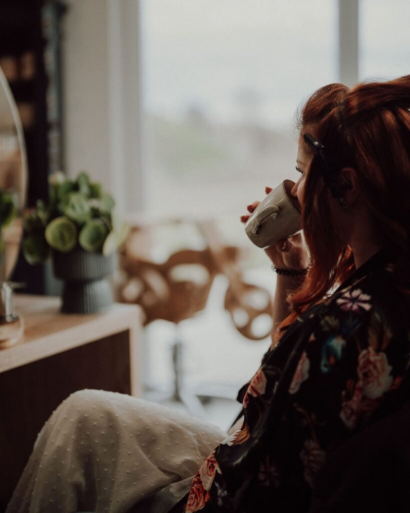 Cliente prenant un café au salon Maison H